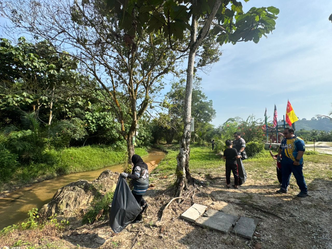 Sungai Selaru Desa Anggerik 