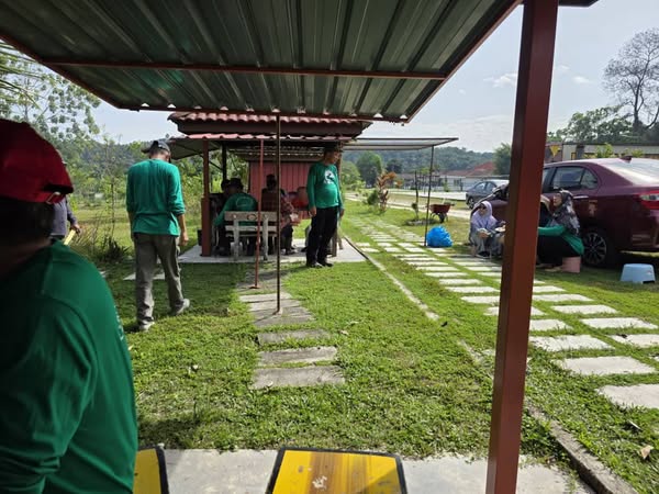 Sungai Selaru Desa Anggerik 