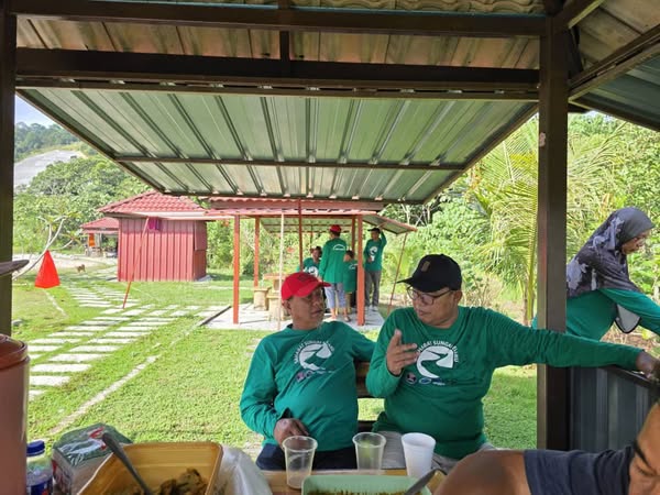 Sungai Selaru Desa Anggerik 