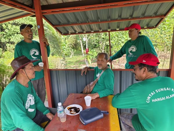 Sungai Selaru Desa Anggerik 